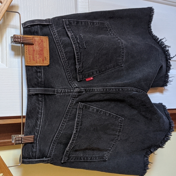 Levi's Black high waisted 501s mid length shorts - Picture 2 of 4